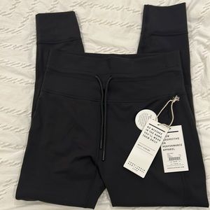 Vuori Daily legging Black NWT size medium